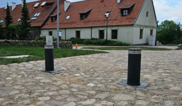 Słupek stały, składany czy automatyczny? Przewodnik po blokadach parkingowych